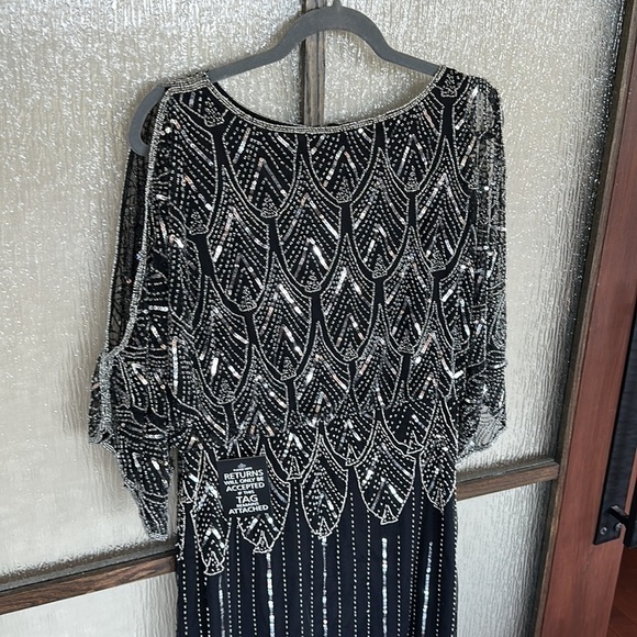 Pisarro Nights
Pisarro Nights Cold Shoulder Short Sleeve Gown Black/silver Sz 4 - Picture 4 of 13